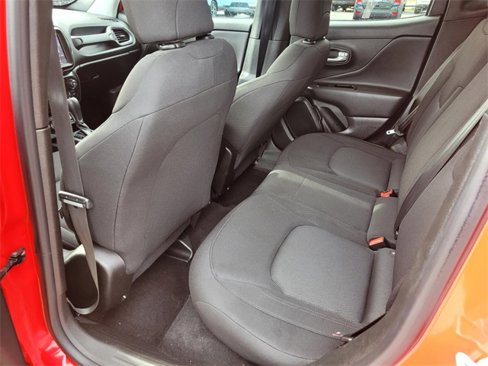 Used 2023 Jeep Renegade Latitude image 3