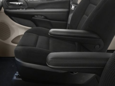 Used 2016 Dodge Grand Caravan American Value Package w/ UConnect Hands-Free Group image 18