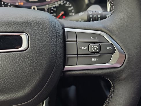 New 2025 Jeep Compass Latitude image 25