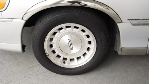 Used 1998 Lincoln Town Car Executive image 25