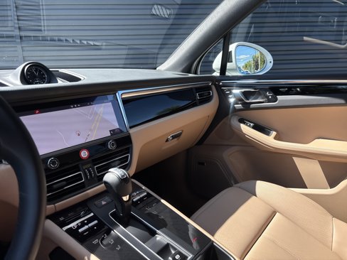 Used 2025 Porsche Macan image 11