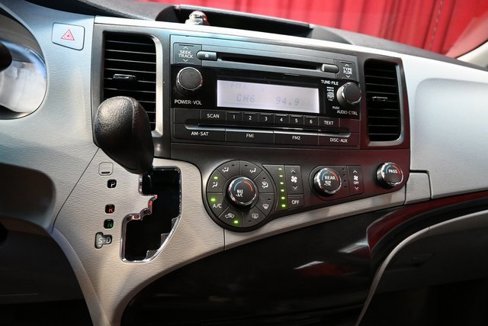 Used 2013 Toyota Sienna L image 20