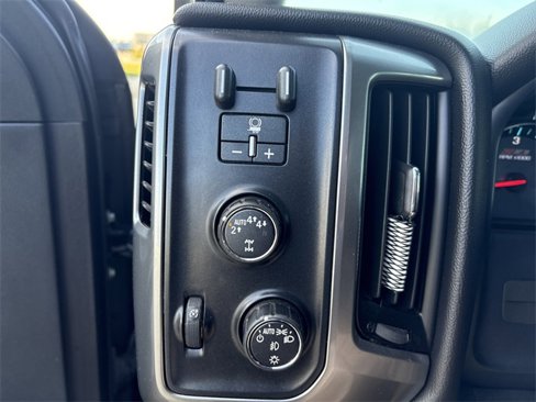 Used 2017 Chevrolet Silverado 1500 LT w/ Midnight Edition image 39
