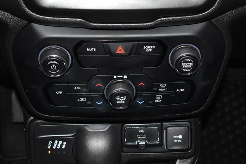 Certified 2019 Jeep Renegade Latitude w/ Cold Weather Group image 17