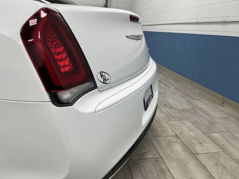 Used 2019 Chrysler 300 S image 33