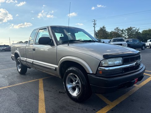 Used 2000 Chevrolet S10 Pickup LS w/ Preferred Equipment Group image 4