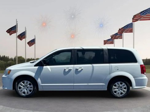 Used 2018 Dodge Grand Caravan SE w/ UConnect Hands-Free Group image 17