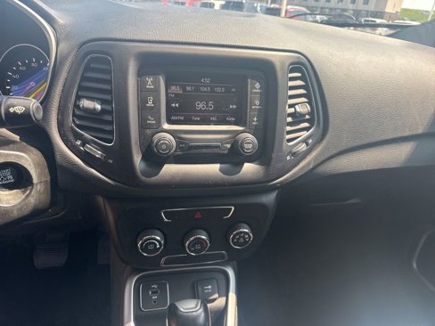 Used 2018 Jeep Compass Latitude image 13
