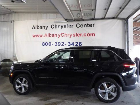 Certified 2022 Jeep Grand Cherokee Limited w/ Trailer Tow Prep Group (B) image 1