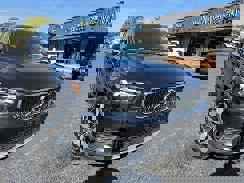 Used 2020 Volvo XC40 T5 Momentum image 1