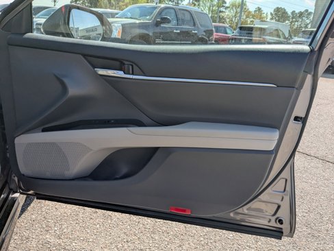Used 2020 Toyota Camry SE w/ Cold Weather Package image 31