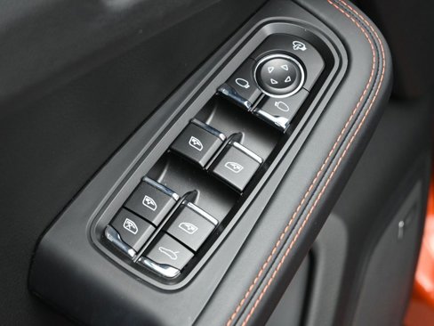 Certified 2025 Porsche Macan image 9