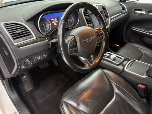 Used 2019 Chrysler 300 Limited image 8