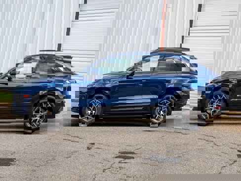 Certified 2024 Porsche Macan image 2