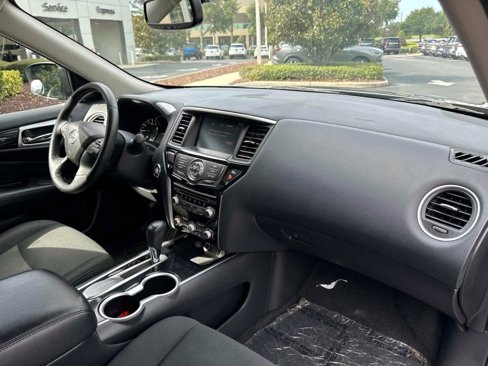Used 2020 Nissan Pathfinder SV image 16