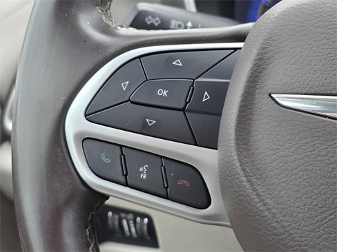 Used 2018 Chrysler Pacifica Touring-L image 20