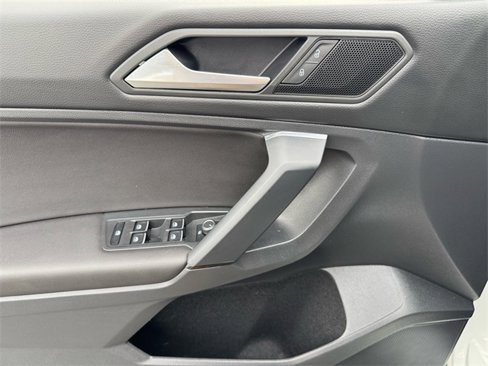 Certified 2019 Volkswagen Tiguan SE image 10