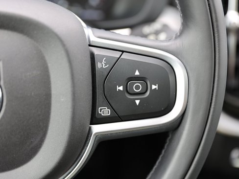 Used 2019 Volvo XC60 T5 Momentum w/ Multimedia Package image 41