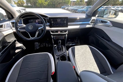 Certified 2025 Volkswagen Taos SE image 3
