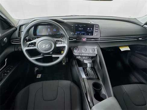 New 2025 Hyundai Elantra SE image 19