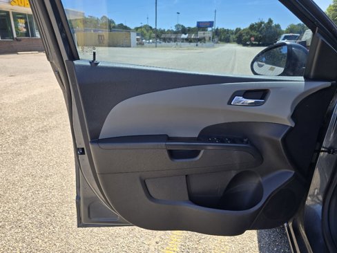 Used 2013 Chevrolet Sonic LT image 9
