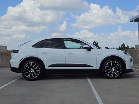 Certified 2024 Porsche Macan 4 Electric image 9