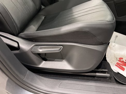 Used 2023 Volkswagen Tiguan SE w/ Panoramic Sunroof Package image 23