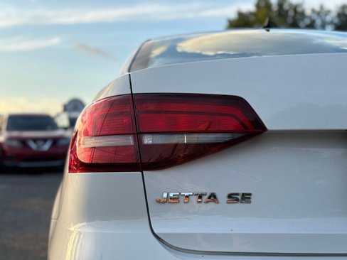 Used 2017 Volkswagen Jetta SE image 9