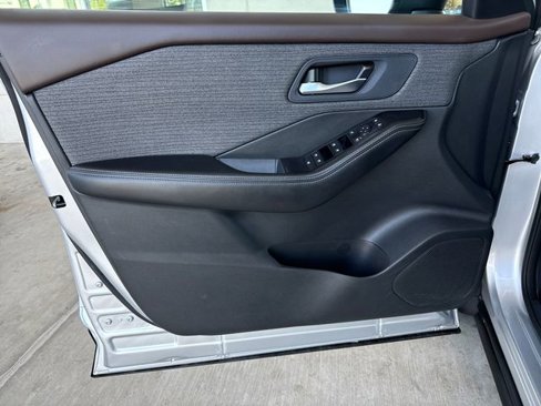 Used 2023 Nissan Rogue SV image 10