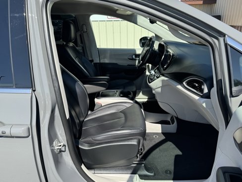 Used 2023 Chrysler Pacifica Touring-L image 37