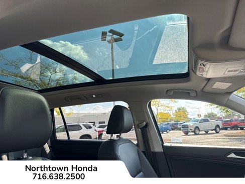 Used 2020 Volkswagen Tiguan SE w/ Panoramic Sunroof Package image 17