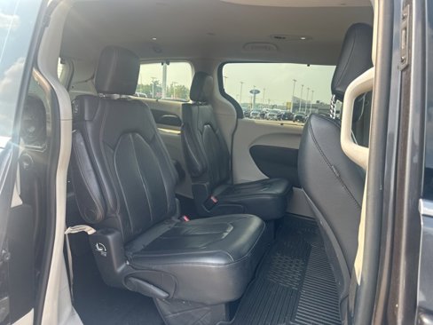 Used 2019 Chrysler Pacifica Touring-L image 13