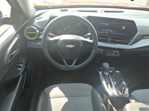 Used 2025 Chevrolet Trax LT image 3