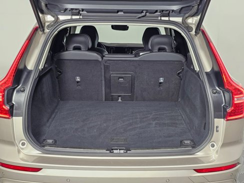 Used 2025 Volvo XC60 B5 Plus image 7