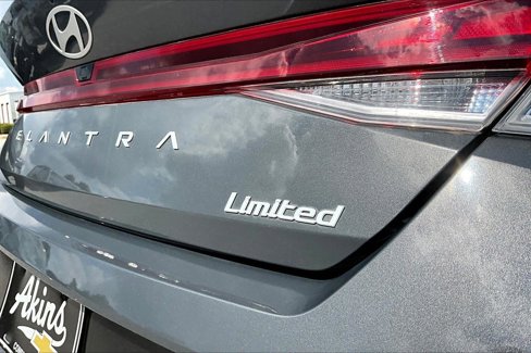 Used 2025 Hyundai Elantra Limited image 18