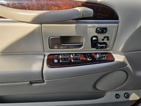 Used 2008 Lincoln Town Car Signature Limited image 38