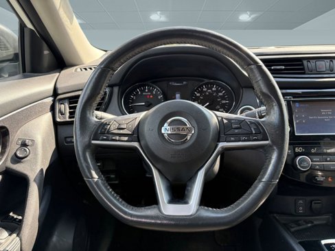 Used 2017 Nissan Rogue SV w/ SV Premium Package image 16