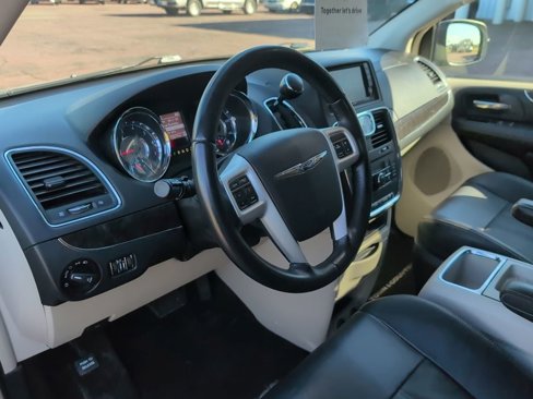 Used 2015 Chrysler Town & Country Touring image 11