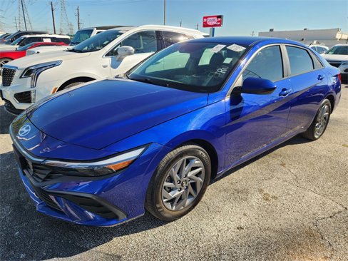 Used 2024 Hyundai Elantra SEL image 2
