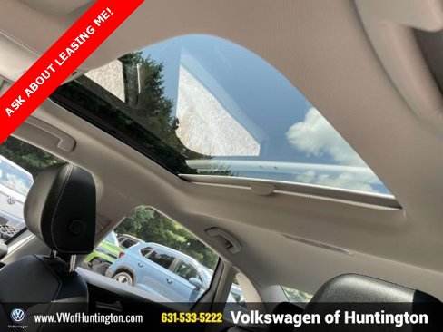 Certified 2025 Volkswagen Jetta SE w/ Sunroof Package image 17