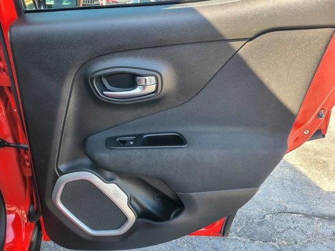 Certified 2018 Jeep Renegade Latitude w/ Safety & Security Group image 21