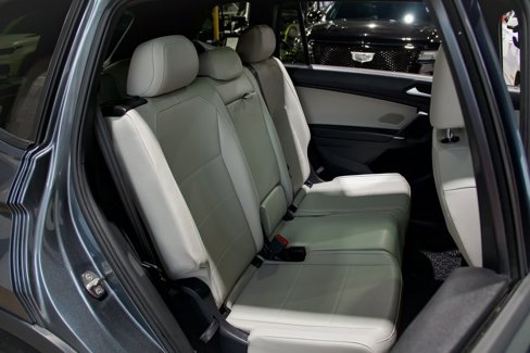 Used 2020 Volkswagen Tiguan SE R-Line image 35