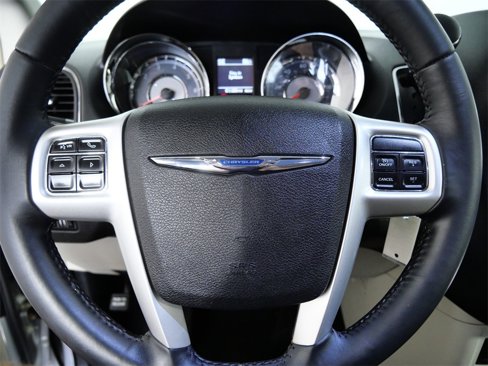 Used 2015 Chrysler Town & Country Touring-L image 21