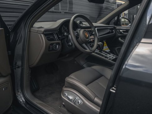 New 2025 Porsche Macan image 4