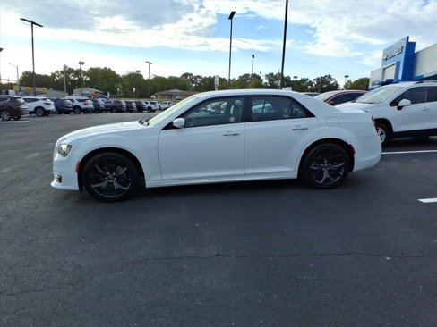 Used 2021 Chrysler 300 Touring L image 3