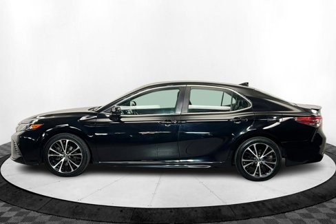 Used 2019 Toyota Camry SE image 2