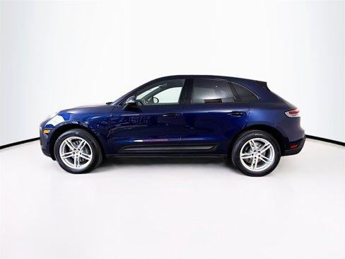 Certified 2022 Porsche Macan image 2