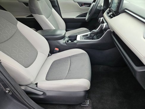 Used 2020 Toyota RAV4 XLE image 18
