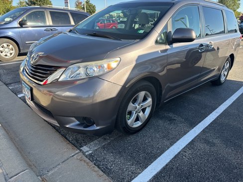 Used 2014 Toyota Sienna LE image 2