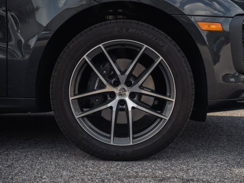 Certified 2025 Porsche Macan image 13